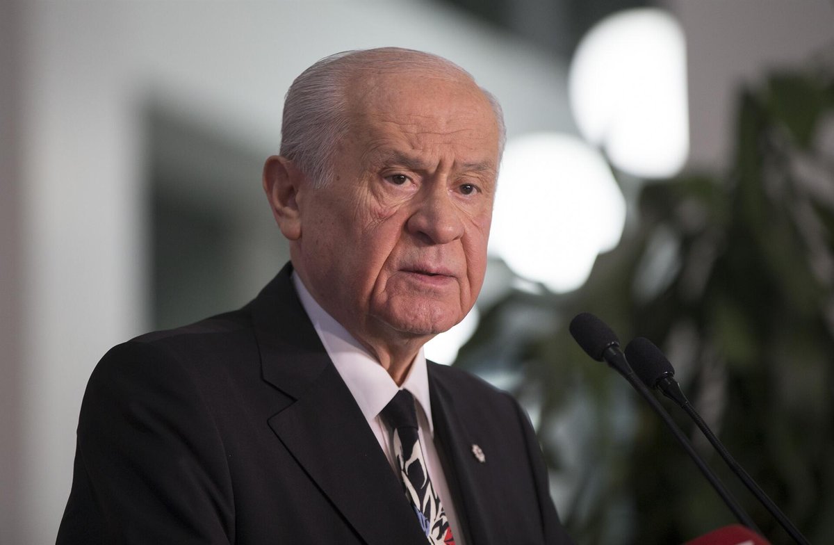 MHP Lideri Devlet Bahçeli:

Bir yanda ülkemiz diğer yanda mücavir bölgeler yepyeni ve ümit dolu bir döneme etap etap ilerleyiş ve geçiş halindedir.

Türkiye mazisi yarım asra yaklaşan şiddet ve şekavetle perçinlenmiş bölücü terör musibetinden kurtuluşun eşiğindedir.

27 Şubat