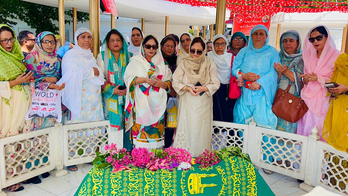 On the 25th death anniversary of Madr-e-Meharban, Begum Akbar Jehan Abdullah, rich tributes were paid to the Iron Woman of Kashmir at her final resting place, Qaid Mazaar.

Led by Party President Dr. Farooq Abdullah, the Jammu &amp; Kashmir National Conference rank and file offered