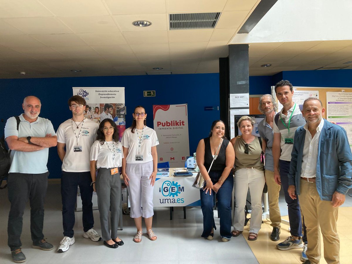 🔬Esta semana, en el contexto del XVIII Congreso Anual de Biotecnología #bacmálaga2025, nuestro #kproject <a href="/iGEM_UMA/">iGEM_UMA</a> participa con un stand presentando su último proyecto, al que se acercó ayer nuestro vicerrector <a href="/umaempresas/">UMA Empresas</a>, Juan Carlos Rubio, a apoyarles ¡A por todas #Linkers!