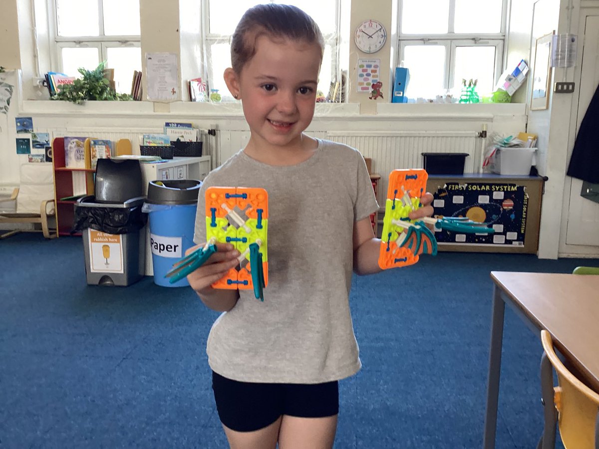 PlasnewyddPS's tweet image. We have designed our own iPhone and a phone charging stand ! It could catch on with such vibrant colours !! @cscjes @csc_stem we have discussed how to charge , how long it will take #skills #apply #understand