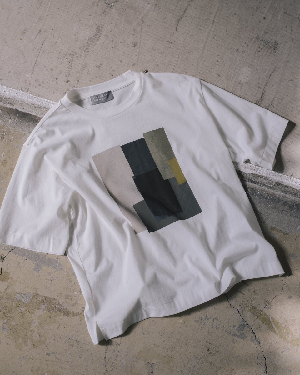 Collage Print T-Shirt

マーガレット・ハウエル自身が色紙を使って作ったコラージュがデザインソースとなった一枚。

#MargaretHowell
#MargaretHowellSS25
#マーガレットハウエル