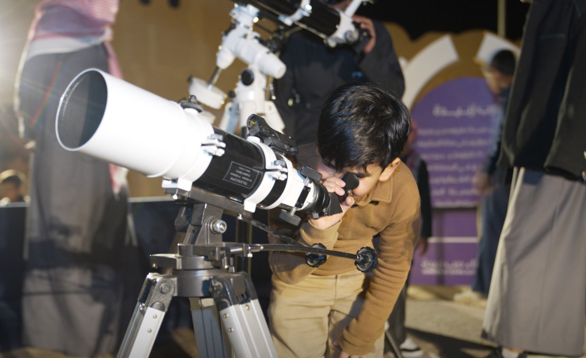 تُعرف السياحة الفلكية بـ"سياحة مراقبة النجوم"، وتقوم على مراقبة السماء والأجرام والنجوم والكواكب بالتلسكوبات وأجهزة الرصد الفلكي، في المواقع الخالية من التلوث الضوئي، وتمتاز السعودية بتنوع طبوغرافي جعلها مقصدًا للمهتمين والهواة، من خلال مواقع مهيأة في الصحاري والسواحل والجبال،