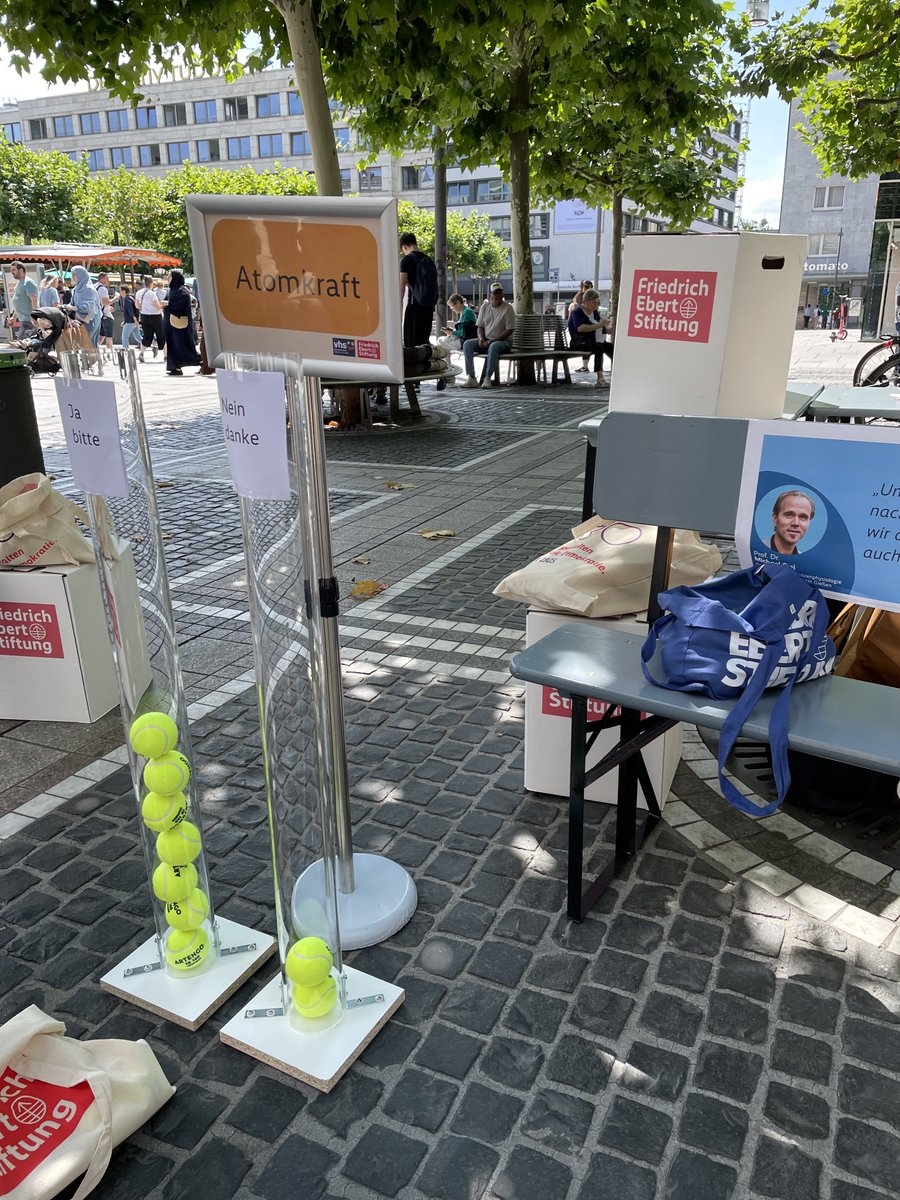 Anna Vero Wendland (@verowendland) on Twitter photo Ich bin überrascht über die Ergebnisse (Straßen-“Umfrage“ der <a href="/FESonline/">Friedrich-Ebert-Stiftung</a> gestern auf der Frankfurter Zeil) Ich bin überrascht über die Ergebnisse (Straßen-“Umfrage“ der <a href="/FESonline/">Friedrich-Ebert-Stiftung</a> gestern auf der Frankfurter Zeil)