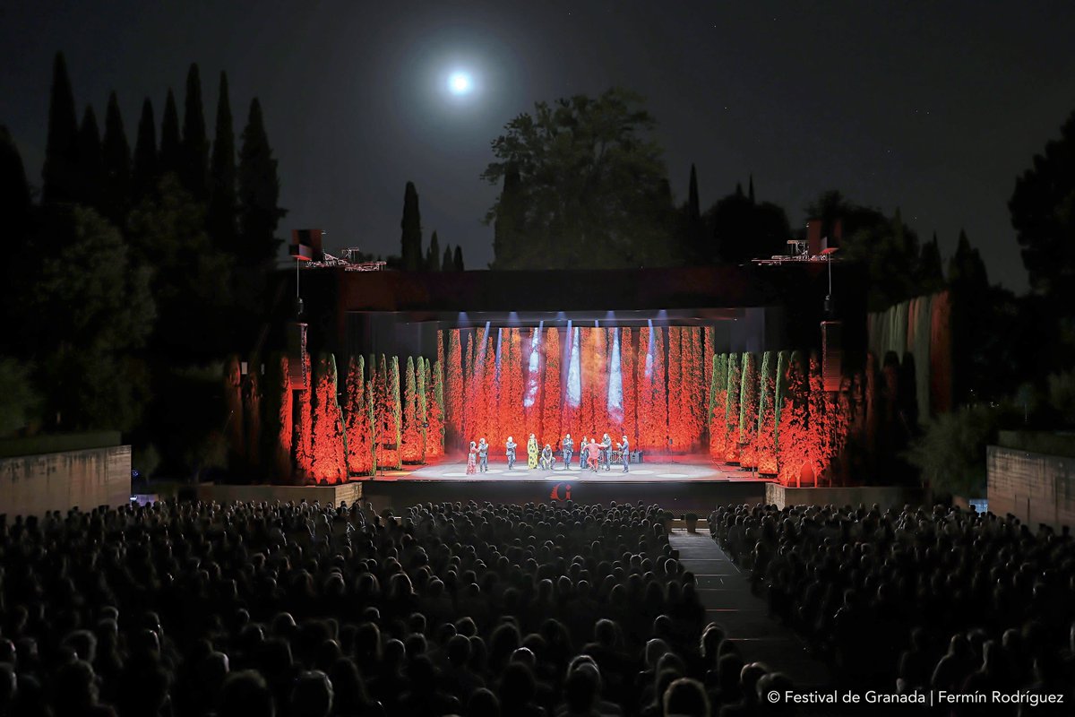 Ferminius's tweet image. Eva Yerbabuena.
Teatro del Generalife.
Y la luna.

Cosas del @FestivalGranada