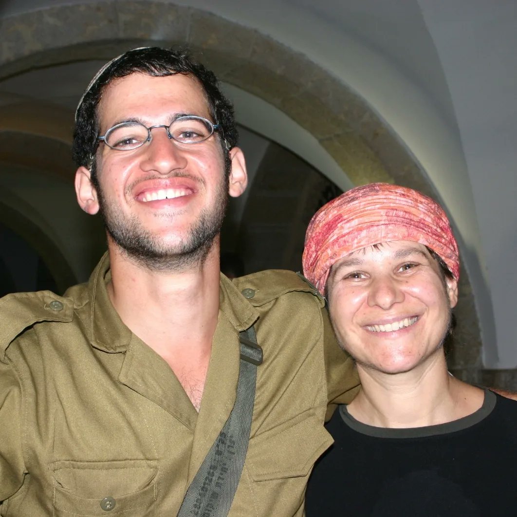 davidi_ben_zion's tweet image. עשור שנים בלעדייך אמא.
עשור שנים שעברו כְּהֶרֶף עַיִן, נדמה שרק אתמול עוד ישבנו ליד מיטתך שם בהדסה עין כרם, נלחמים על חייך, מתפללים לַשֵּׁם שיציל אותך, שיראה את כל הטוב שאת עושה בעולם, את האור הגדול שאת, וזועקים אליו שיעשה מה שצריך כדי להיות הוגן, להשאיר אותך פה.
עשור שנים מאז…