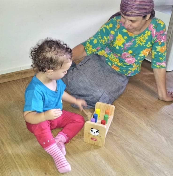 davidi_ben_zion's tweet image. עשור שנים בלעדייך אמא.
עשור שנים שעברו כְּהֶרֶף עַיִן, נדמה שרק אתמול עוד ישבנו ליד מיטתך שם בהדסה עין כרם, נלחמים על חייך, מתפללים לַשֵּׁם שיציל אותך, שיראה את כל הטוב שאת עושה בעולם, את האור הגדול שאת, וזועקים אליו שיעשה מה שצריך כדי להיות הוגן, להשאיר אותך פה.
עשור שנים מאז…