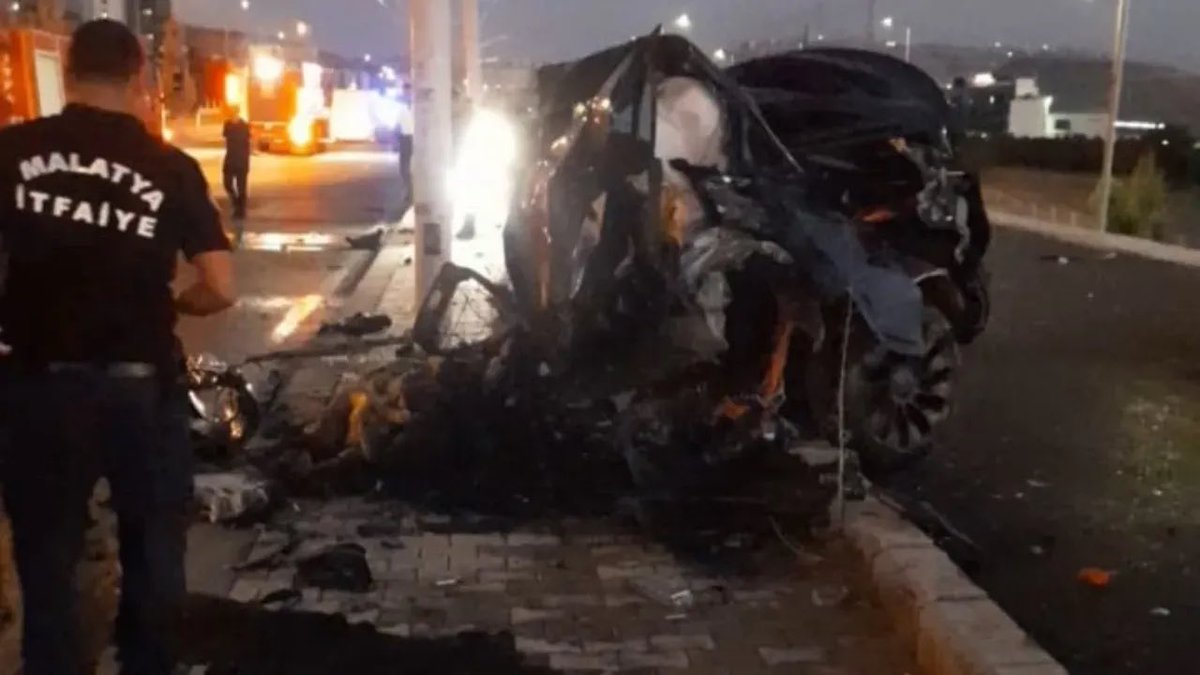Malatya’da gece saatlerinde meydana gelen trafik kazasında elektrikli otomobil alev alarak yandı. 
Araçta bulunan ve hemşire oldukları öğrenilen 2 kişi hayatını kaybetti.