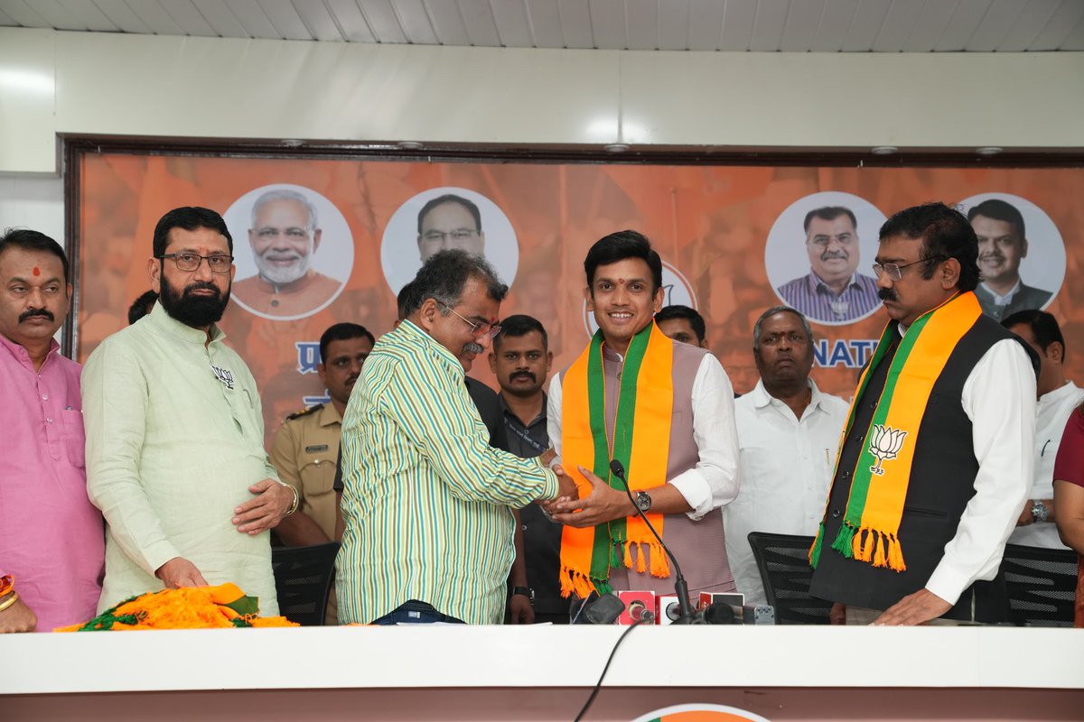 RaviDadaChavan's tweet image. भाजपा हाच जनहिताचा पर्याय! 

लातूर जिल्ह्यातील चाकूर नगरपालिकेचे माजी नगराध्यक्ष व प्रहारचे नेते कपिल माकणे, चाकूर कृषी उत्पन्न बाजार समितीचे सभापती निळकंठ मिरकले आणि उपसभापती लक्ष्मण दंडिले, राष्ट्रवादी काँग्रेस (श. प.) गटाचे नेते गोविंद माकणे इ. प्रमुख मान्यवरांनी आज चाकूर…