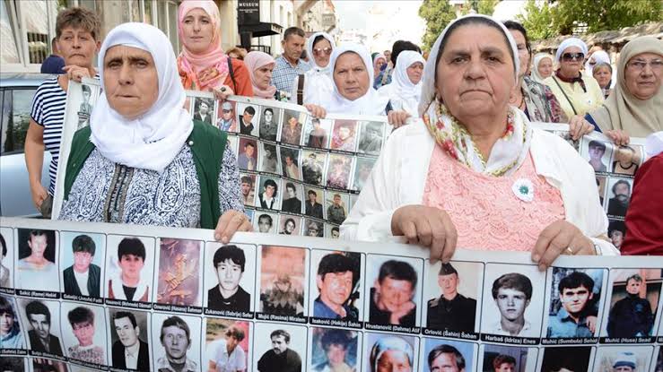 اليوم الذكرى ٣٠ لمذبـ حة سربرنيتسا،،
بالأمس سربرنيتسا، واليوم غ ــزة،،
وما بين سربرنيتسا وغ ـزة المئات بل الألاف
تم ابادتهم فى الهند والصين واسيا الوسطى وفـ لسطين،،
المجرم واحد وان اختلفت الأعلام،،
هو الغل والحقد المتنقل بين الاعوام،،
اللهم أرزق هذه الأمة بمن يرفع رايتها عاليا