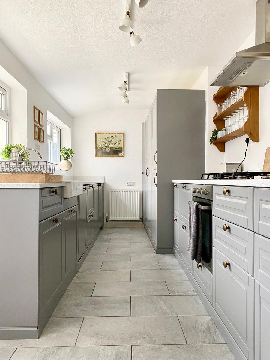 Khaya_Studio's tweet photo. This galley kitchen was designed to optimize every inch of space with an integrated fridge, dishwasher, washing machine, dryer and even a space to hide the boiler and lawnmower! https://t.co/ZmmDqaDsgK
