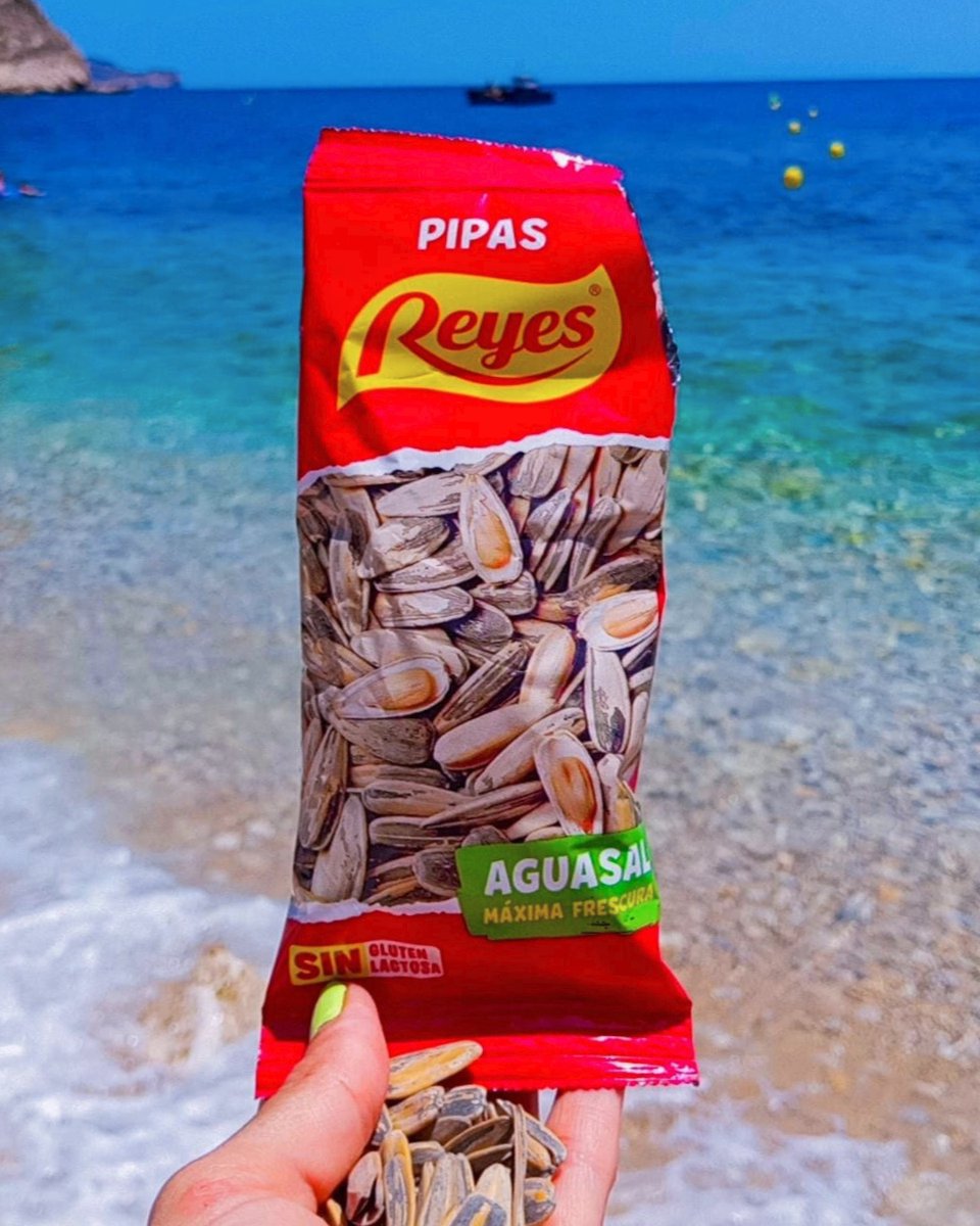 pipas_reyes's tweet photo. ¡En Reyes on Tour ya huele a verano! 🏖️ Hoy paramos en Alicante para disfrutar de la Cala de Moraig, donde el calor aprieta... pero nuestras pipas refrescan. 😉 ¿Cuál es tu rincón secreto para disfrutar de unas pipas en vacaciones? ☀️
#pasalopipa #Verano #CalaMoraig #Alicante https://t.co/FQYK5E91Q5