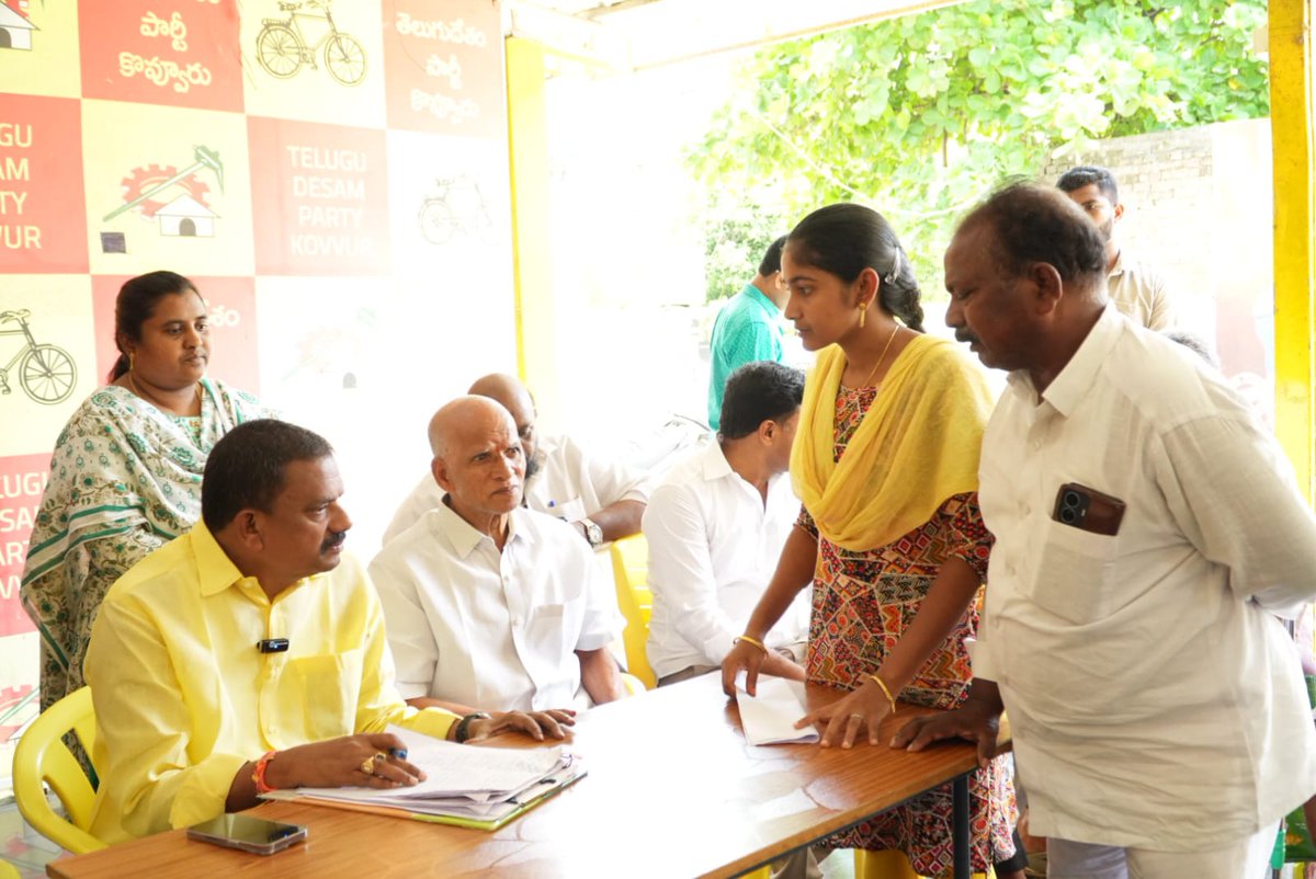 MuppidiOfficial's tweet image. ఈరోజు ఉదయం కొవ్వూరు తెలుగుదేశం పార్టీ కార్యాలయం వద్ద ముఖ్యమంత్రి శ్రీ @ncbn గారి ఆదేశాల మేరకు గ్రీవెన్స్ కార్యక్రమాన్ని నిర్వహించాను. ప్రజల సమస్యలు ప్రత్యక్షంగా వినివాటి పరిష్కారానికి తగిన సూచనలు ఇచ్చాము.
#MuppidiVenkateswaraRao
#KovvurMLA
#GrievanceProgram
#IdhiManchiPrabhutvam