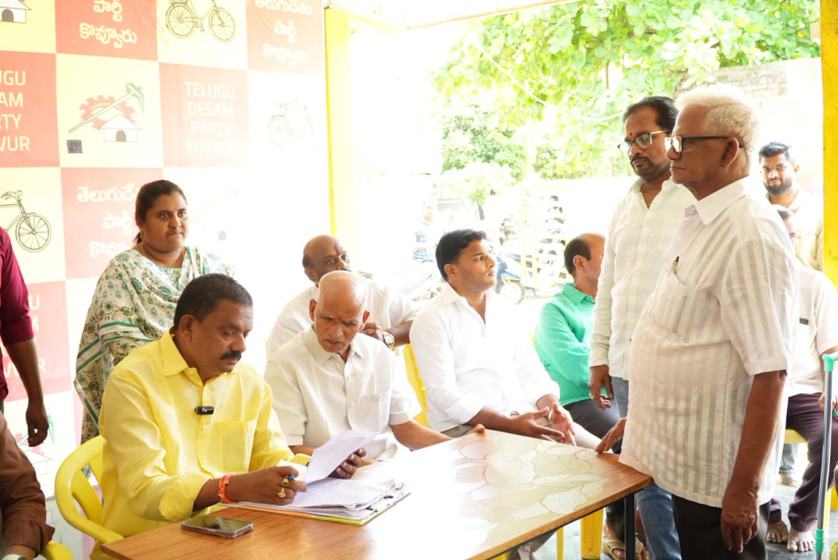 MuppidiOfficial's tweet image. ఈరోజు ఉదయం కొవ్వూరు తెలుగుదేశం పార్టీ కార్యాలయం వద్ద ముఖ్యమంత్రి శ్రీ @ncbn గారి ఆదేశాల మేరకు గ్రీవెన్స్ కార్యక్రమాన్ని నిర్వహించాను. ప్రజల సమస్యలు ప్రత్యక్షంగా వినివాటి పరిష్కారానికి తగిన సూచనలు ఇచ్చాము.
#MuppidiVenkateswaraRao
#KovvurMLA
#GrievanceProgram
#IdhiManchiPrabhutvam