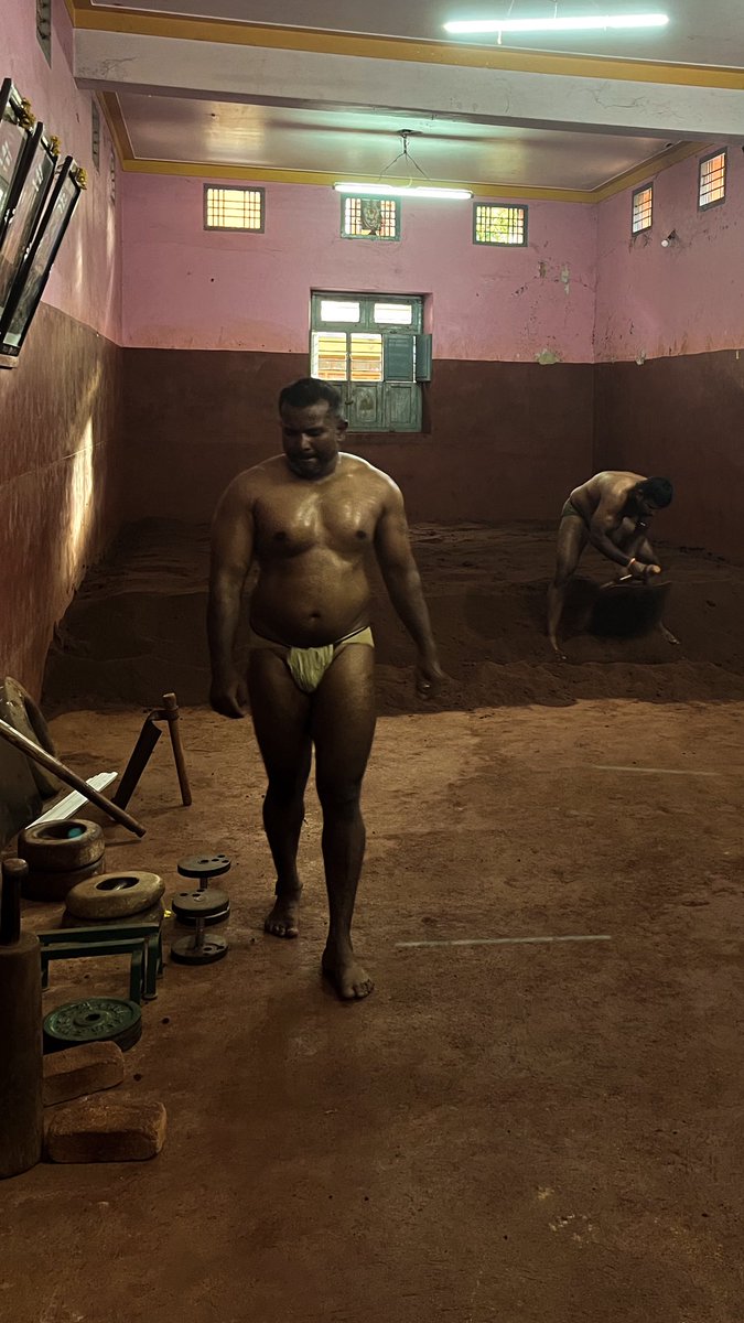 While in Mysore, I got the opportunity to do some traditional style training with wrestling coach Amruth Purohit Ji in a local akhada (Bhutappan Gardi)

6/n
