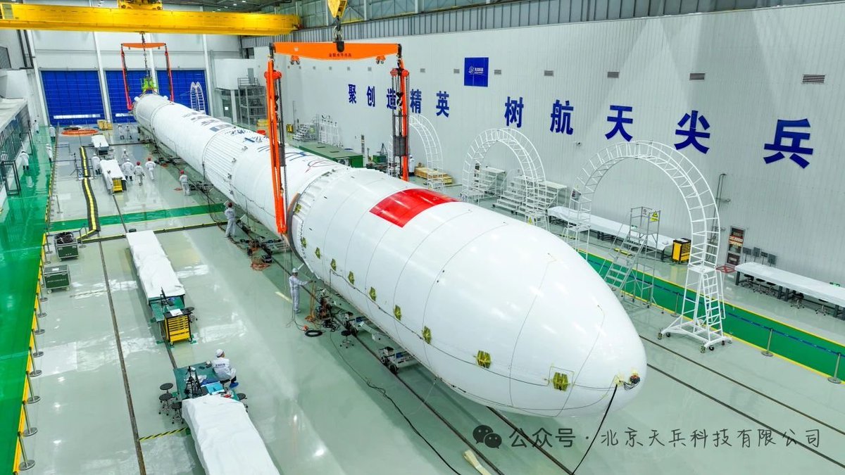 Skyfeather16's tweet image. 近日,天龙三号大型运载火箭顺利完成归零后的九机联合静力试验,全面验证了九机并联状态下地面全系统热试车、发射及飞行(含竖立、加注、飞行、回收等)工况下结构的承载能力,试验结果表明设计更改正确、归零措施有效,结构系统可以满足各工况使用要求。(来源:天兵科技)