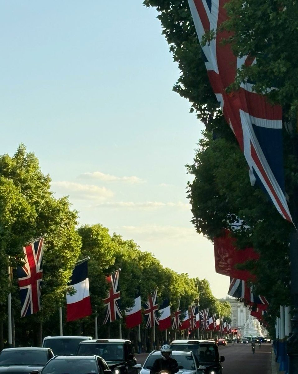 ChelFulhamBen's tweet image. At the end of a day in Parliament, it was good to take a stroll through St James’s Park to see the British and French flags lining the Mall. After the damage of Brexit, we're rebuilding Britain's place in Europe step by step, country by country, and getting results for the UK.