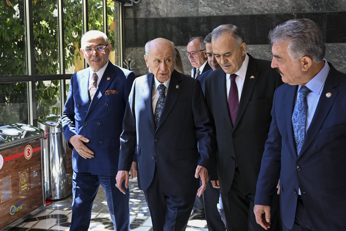 Bahçeli'den açıklama:
▪️PKK’nın kurucu önderliği sözünü tutmuş, DEM Parti sağduyulu ve sorumlu bir siyaset çizgisini koruyarak bin yıllık kardeşliğin safında yerini almıştır.
▪️Sayın Cumhurbaşkanımız ve hükümeti süreci sonuna kadar sahiplenmiştir.
▪️Silahların teslim işleminin