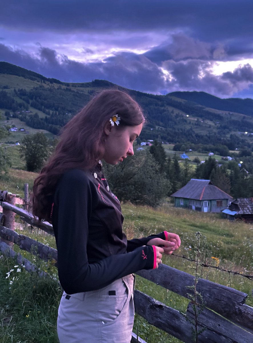 Хочу чоловіка такого ж відбитого, як я
шоб грав у денцівку і співав зі мною пісень в горбах 

хіба багато прошу?