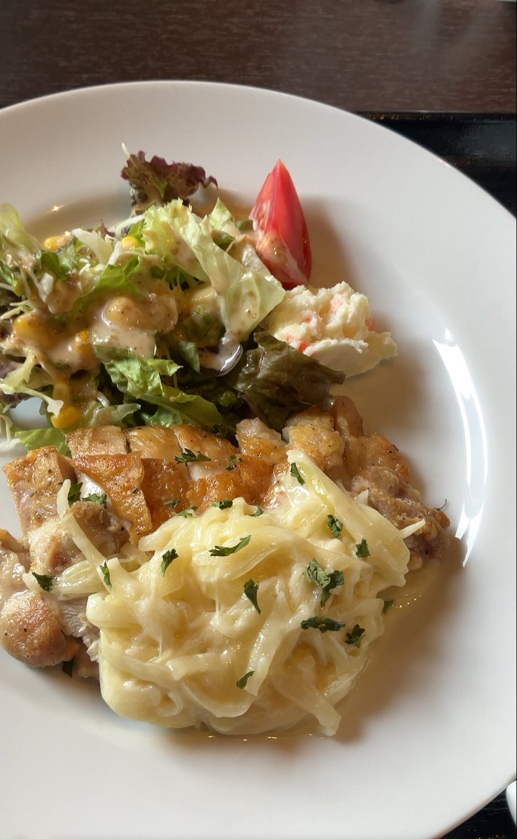 tworice_dai's tweet image. 古民家カフェ「ヴェッセル」
日替わりランチ
【チキンのオーブン焼き オニオンバターソース】
美味しかったぁ〜お店の雰囲気も良かった🤓
#香南市野市
