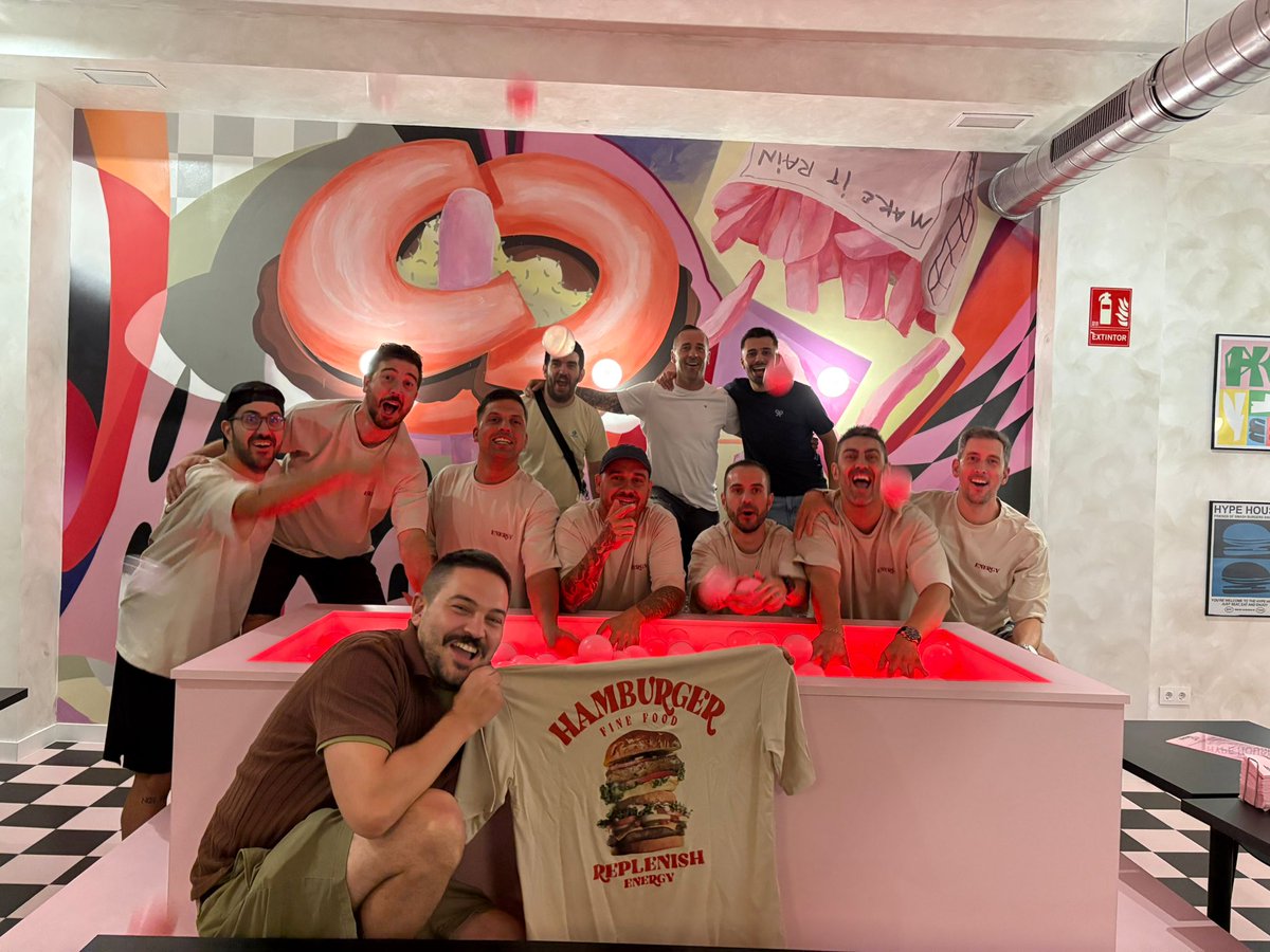 DiegoGArgota21's tweet photo. Cerrando temporada anoche con los BurgerLovers con invitados sorpresa y una nueva incorporación.

Seguidnos en IG: https://t.co/ScL3S8xIdT

Es por una buena causa. https://t.co/4NoIYL9VvB