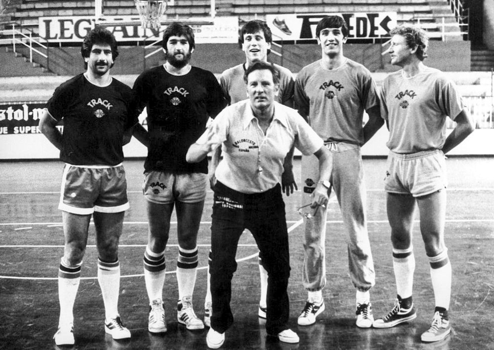 Buenos días, Diaz Miguel y sus chicos del perímetro en el pabellón antigua ciudad deportiva #RealMadrid Mítica equipación #TrackSantillana Preparación #Moscu80 📸 Revista 5 Todo Baloncesto.