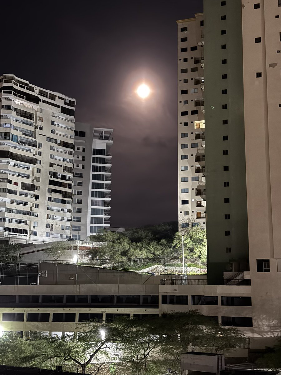 jorgecura1070's tweet photo. Luna Samaria!
@AtlanticoEmi 
@EmisoraLaReina 
@zonacero https://t.co/QUqzZ7fkHP