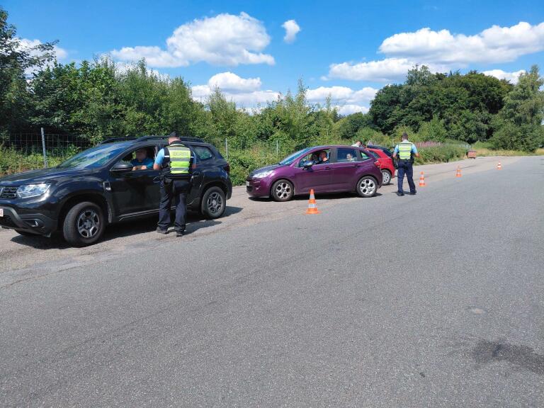 Préfet des Ardennes 🇫🇷🇪🇺 (@prefet08) on Twitter photo #SécuritéDuQuotidien #artifices | Ce 9/07, la directrice de cabinet du <a href="/Prefet08/">Préfet des Ardennes 🇫🇷🇪🇺</a>, a participé à une opération de contrôle des parties communes d’immeubles à Charleville-Mézières.
La gendarmerie a mené ce 10/07 une opération de contrôle routier, avec ouverture des coffres. #SécuritéDuQuotidien #artifices | Ce 9/07, la directrice de cabinet du <a href="/Prefet08/">Préfet des Ardennes 🇫🇷🇪🇺</a>, a participé à une opération de contrôle des parties communes d’immeubles à Charleville-Mézières.
La gendarmerie a mené ce 10/07 une opération de contrôle routier, avec ouverture des coffres.