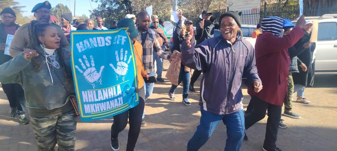 SEBOKENG - Sebokeng residents march over police corruption allegations
#NhlanhlaMkwanazi #SenzoMchunuMustFall #Corruption <a href="/SAPoliceService/">SA Police Service 🇿🇦</a> <a href="/CyrilRamaphosa/">Cyril Ramaphosa 🇿🇦</a> <a href="/GovernmentZA/">South African Government</a> 
906fmstereo.com/post/sebokeng-…