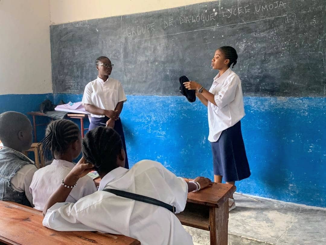 cedej_gl's tweet photo. Le groupe de dialogue du #LycéeUmoja a organisé une session de sensibilisation sur 𝐥𝐞𝐬 𝐛𝐨𝐧𝐧𝐞𝐬 𝐩𝐫𝐚𝐭𝐢𝐪𝐮𝐞𝐬 𝐝’𝐡𝐲𝐠𝐢𝐞̀𝐧𝐞 𝐦𝐞𝐧𝐬𝐭𝐫𝐮𝐞𝐥𝐥𝐞 𝐪𝐮𝐞 𝐜𝐡𝐚𝐪𝐮𝐞 𝐟𝐢𝐥𝐥𝐞 𝐝𝐞𝐯𝐫𝐚𝐢𝐭 𝐚𝐝𝐨𝐩𝐭𝐞𝐫 𝐩𝐞𝐧𝐝𝐚𝐧𝐭 𝐬𝐞𝐬 𝐫𝐞̀𝐠𝐥𝐞𝐬.
@KvinnaKvinnaINT https://t.co/dQQiQdGuto