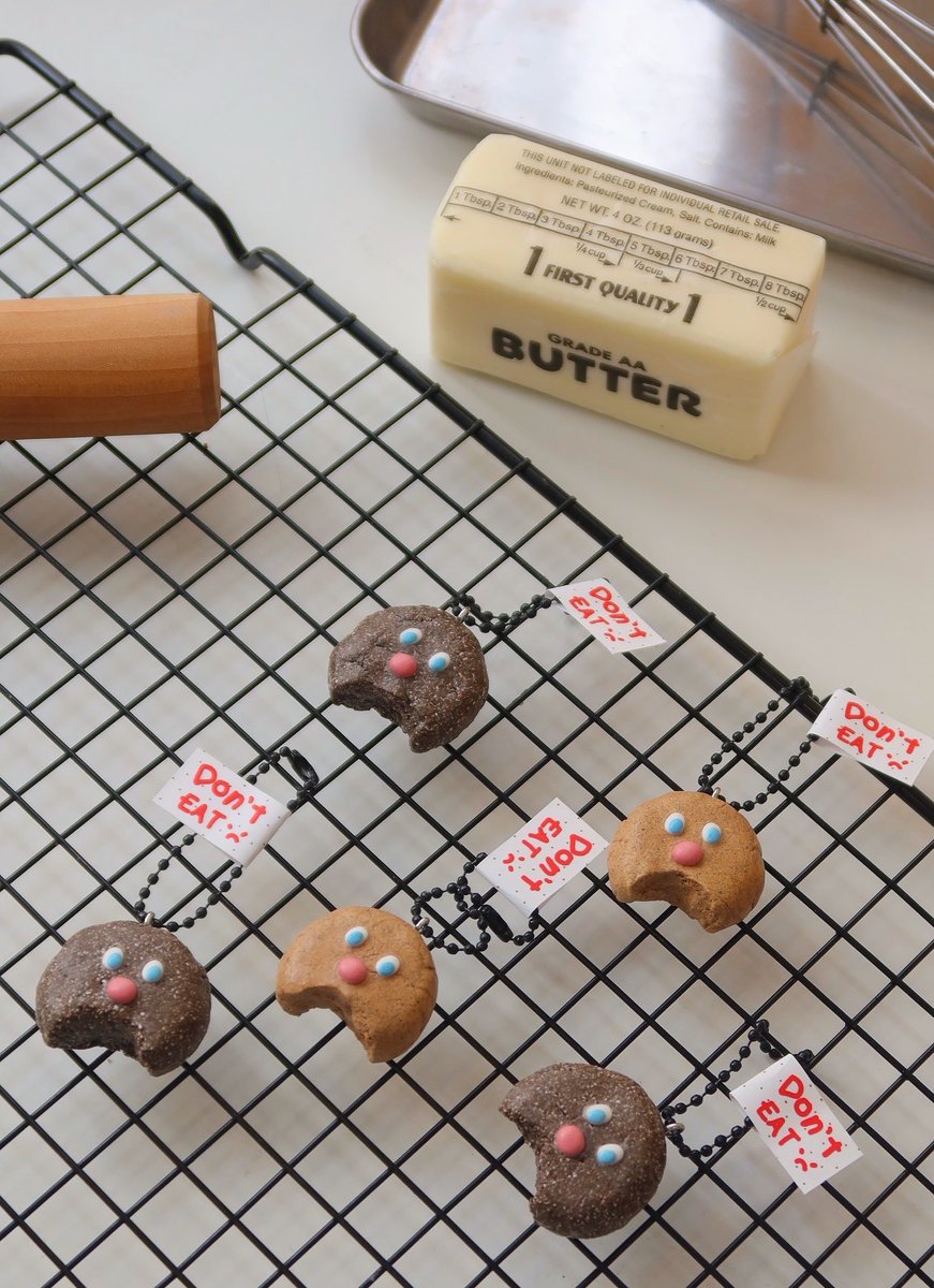 쿠키맨 도자 키링 업데이트 완료🧑‍🍳🔥🔥
방금 가마에서 갓 구운 따끈따끈한 쿠키맨 
얼른 데려가세요~~~~!

종류는 버터맛 쿠키와 초코맛 쿠키 두가지 입니다!
쿠키맨 자석 버전은 내일 업로드 하도록 하겠습니다🖤

m.smartstore.naver.com/89sister/produ…