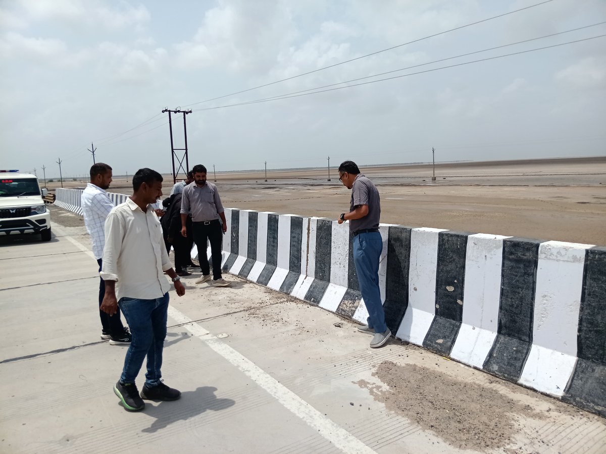 SuigamSdm's tweet photo. આજ રોજ બનાસકાંઠા જીલ્લા ક્લેક્ટરશ્રી મિહિર પટેલ સાહેબના આદેશ અન્વયે પ્રાંત અધિકારી સૂઇગામ દ્વારા R&amp;B સ્ટેટની ટીમ સાથે સૂઇગામ - જલોયા - નડાબેટ રોડ પર આવેલ 2 માઈનોર બ્રિજની ચકાસણી  હાથ ધરી, જરૂરી સૂચનાઓ આપવામાં આવી. https://t.co/TvA4LQHqNg