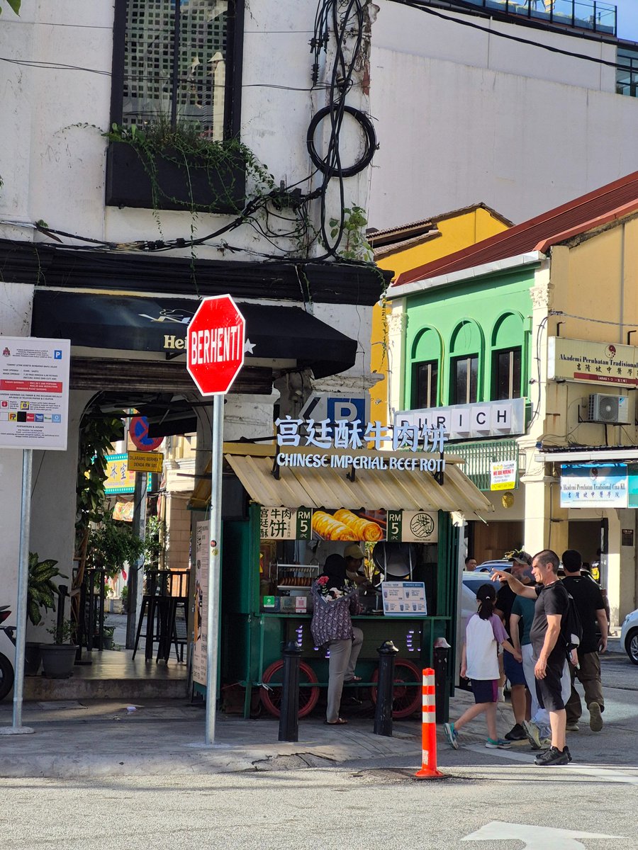 4pm, 11 Julai. Gerai masih beroperasi dgn peniaga warga asing. Tahniah <a href="/DBKL2u/">Dewan Bandaraya Kuala Lumpur</a> 

Kalau kiosk milk warganegara mesti kena angkut. Tak ada grease trap. Papan tanda tak ada tulisan BM.