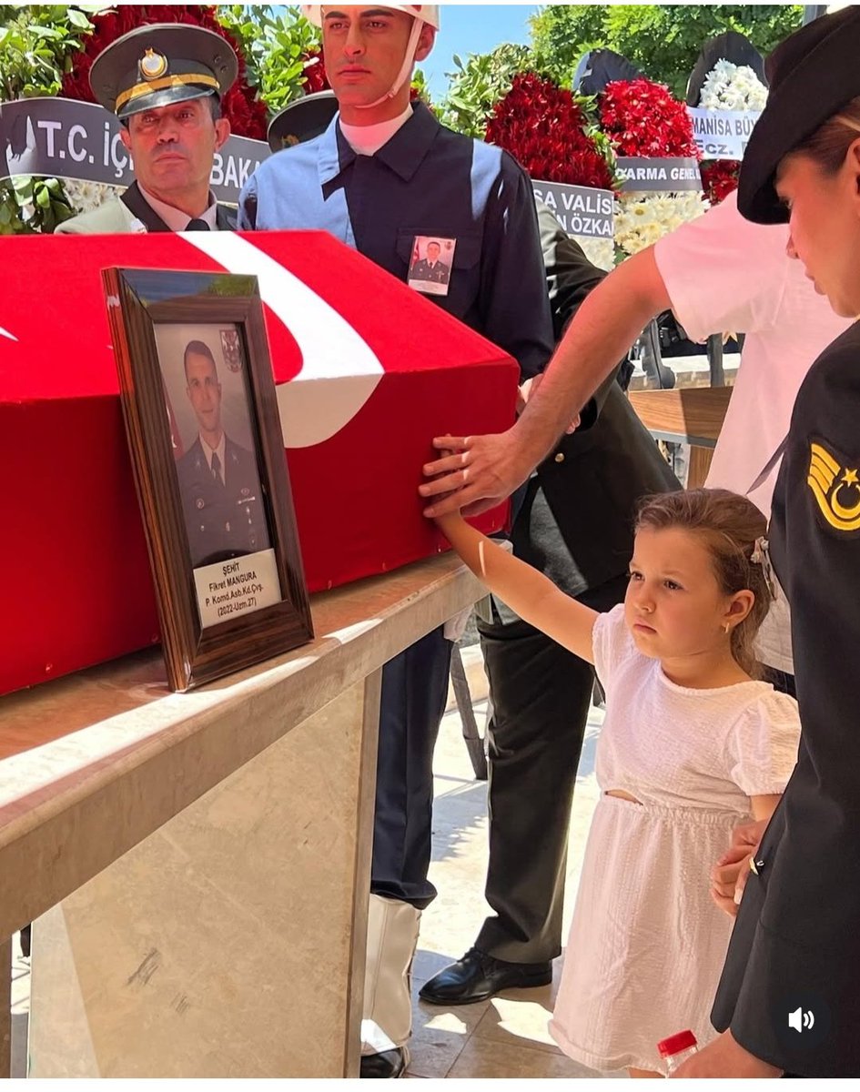 Şu kızcagıza anlatın 
Babası şehit düşerken 
Teröristlerle tarihi an diye masaya oturduğunuzu!!!!
Kabul etmiyorum  
Kabullenemiyorum 
50 bin şehidin failleri ile 
Masaya otururken bile 
Şehit verdiğimiz zamanlardayız
Yarın Aldatıldık diyenlerle 
Helallesmeyecegiz 
#Süleymaniye