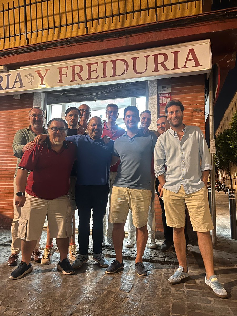 III Comida anual de pescaito de la gloriosa peña <a href="/PSManoloAguilar/">Peña Sevillista Tuitera Manolo Aguilar</a> , este año con la visita de Pablo Blanco, una cena con bastantes gargantas profundas ‼️ Adelanteeeee Manolonnnnn <a href="/LibreDirectoSEV/">Libre y Directo</a> <a href="/RadioSevilla/">Radio Sevilla</a> ⚽️🎙️