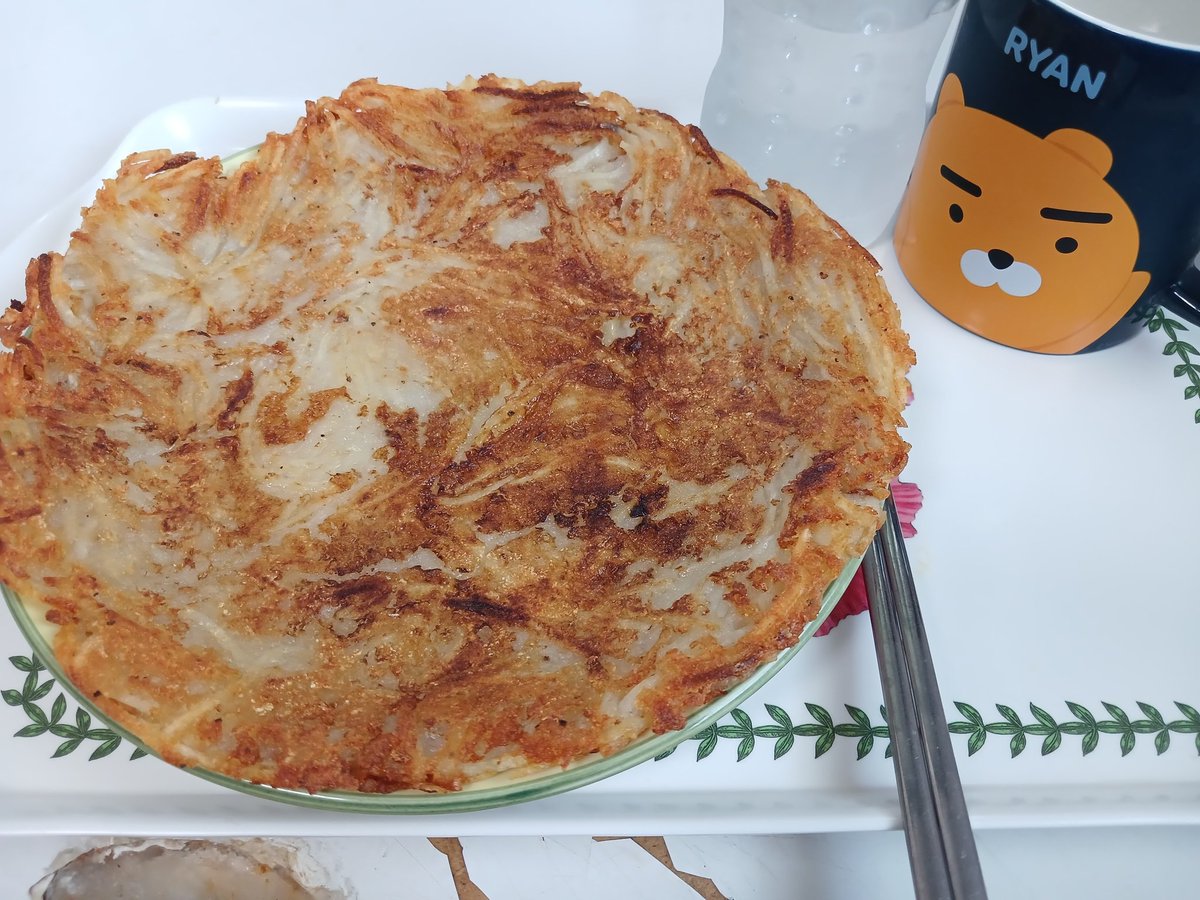 오늘은 오랜만에 직접만든 감자전이랑 스프라이트