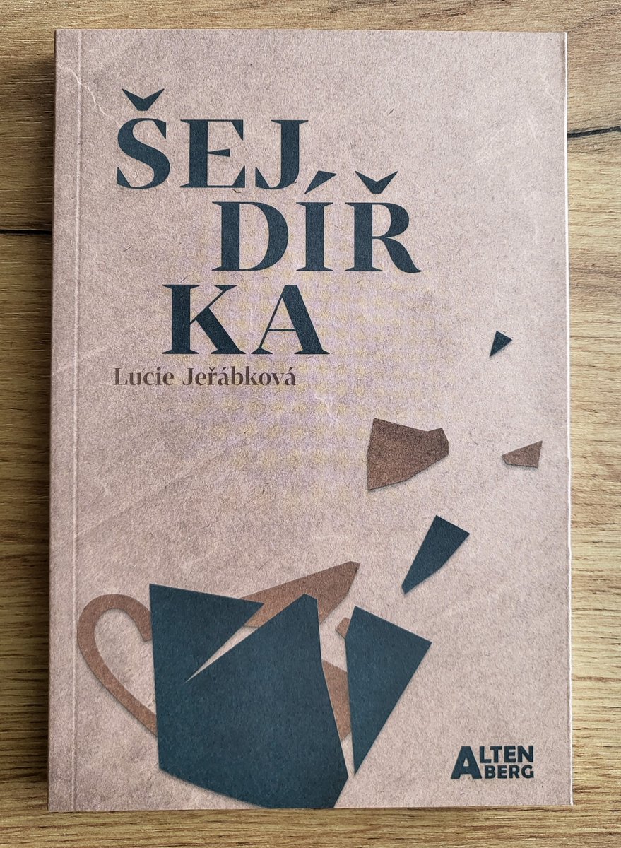 AltenbergBooks's tweet photo. ŠEJDÍŘKA 👩‍🦰🍎🧉 
Kniha Lucie Jeřábkové s nesmlouvavým humorem vytrhuje nedokonalého hrdinu z komfortní zóny. Nechává ho čelit nečekané otázce – má následovat to, co si myslí, že ví, nebo jedinou věc, které by snad mohl věřit? ▶️ https://t.co/5aNkGGZJ8I #humor #čtenínaléto https://t.co/L0NFKrGIUi
