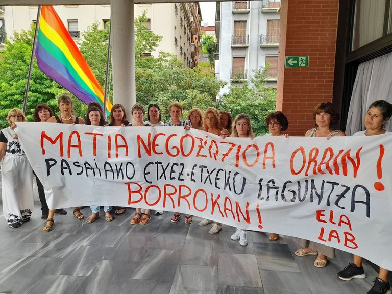📢 Las trabajadoras del SAD de Pasaia han realizado una concentración para denunciar que la empresa Matia Goxara quiere apropiarse de los fondos destinados a mejorar las condiciones laborales.

✔️ Así, han convocado un paro para el próximo 17 de julio.

🔗 labur.eus/y5crzl8m