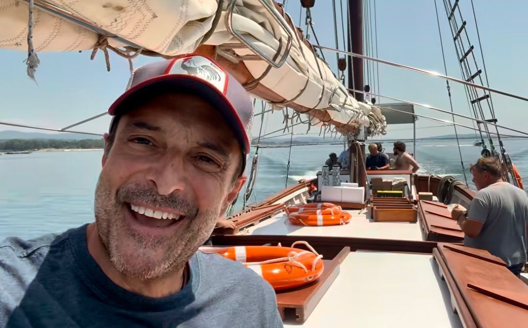 Galicia por Diante RG (@gxdradiogalega) on Twitter photo 🍽⛵”Cos anos máis cousas tolas debemos facer”
👉 <a href="/RobertoVilarTV/">Roberto Vilar</a> preséntanos a nova demostración de que a súa cabeza non para: o San Baia, un veleiro de 120 anos reconvertido en restaurante con servizo na praia de Silgar.
🎧⏯
agalegaaudio.gal/videos/detail/… 🍽⛵”Cos anos máis cousas tolas debemos facer”
👉 <a href="/RobertoVilarTV/">Roberto Vilar</a> preséntanos a nova demostración de que a súa cabeza non para: o San Baia, un veleiro de 120 anos reconvertido en restaurante con servizo na praia de Silgar.
🎧⏯
agalegaaudio.gal/videos/detail/…