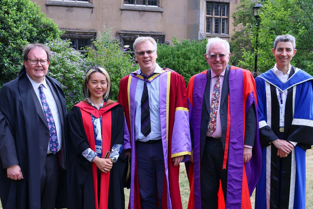 QMBCI's tweet image. 🎉We recently celebrated the inaugural lecture of Prof Andrejs Braun, joined by family, friends & colleagues.
In his talk, "The Philosopher’s Classroom: Alchemical Fusion of Research & Education," he explored the inseparable nature of research & teaching. @QMUL @QMULBartsTheLon