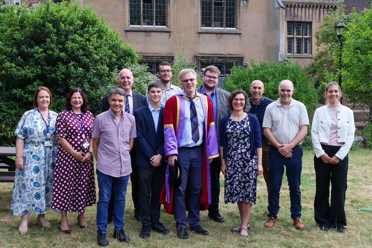 QMBCI's tweet image. 🎉We recently celebrated the inaugural lecture of Prof Andrejs Braun, joined by family, friends & colleagues.
In his talk, "The Philosopher’s Classroom: Alchemical Fusion of Research & Education," he explored the inseparable nature of research & teaching. @QMUL @QMULBartsTheLon