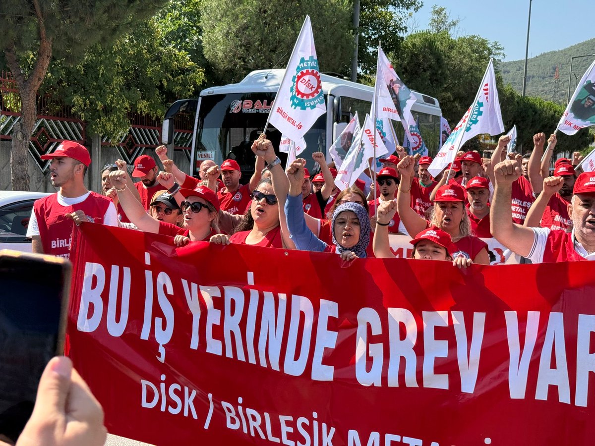 “BU FABRİKAYI İŞÇİLER BÜYÜTTÜ”
Accell Bisiklet işçileri, bu işyerinde yıllardır emek vererek fabrikayı büyütmüş, üretimi artırmış, firmanın ihracat başarısına katkı sunmuştur. 
Şimdi hakkı olanı istiyor.
#SadakaDeğilTopluSözleşme 
#BizKAZANACAĞIZ