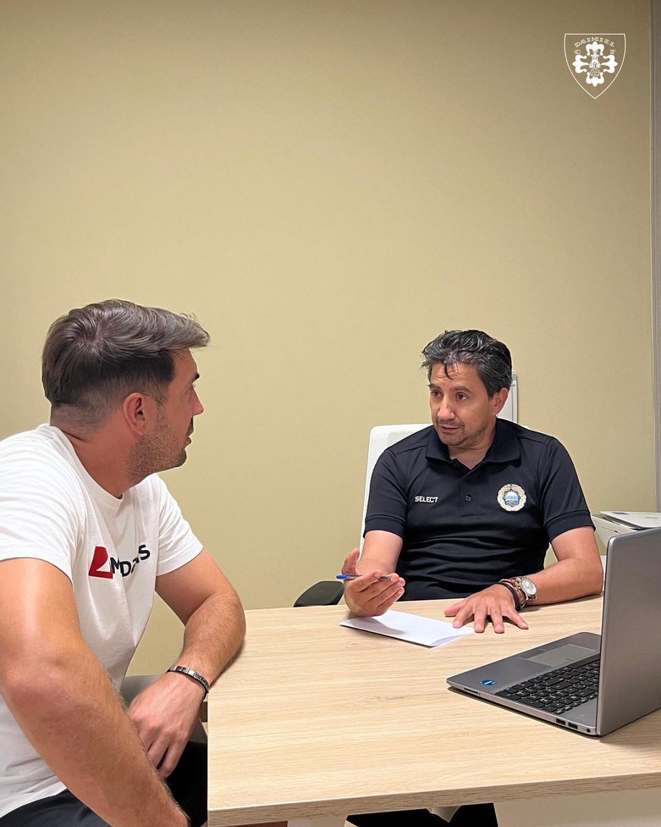 🤝 𝑹𝒆𝒖𝒏𝒊𝒅𝒐𝒔

El míster, Tato Giménez, se ha reunido con el primer capitán, Jaime, para trasladarle los planes de la nueva temporada y reforzar su papel como líder dentro y fuera del campo.

Jugador, capitán y enlace directo con el club. Este es tu sitio, capitán.