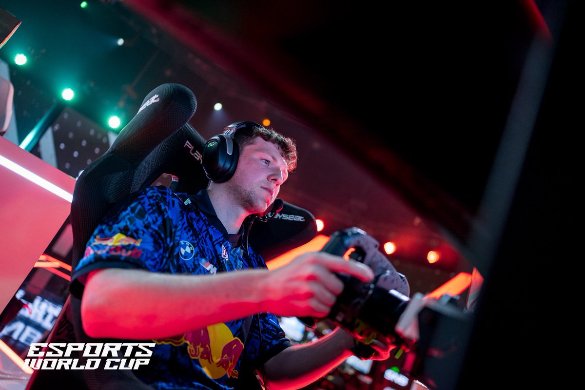 Verstappen Sim Racing tweet media