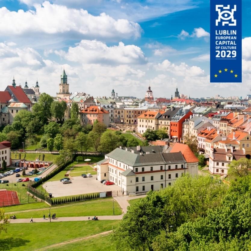 PIUEwroclaw's tweet image. Czy wiesz, że tytuł Europejskiej Stolicy Kultury w Polsce zdobyły:
✨ Kraków (2000) – perła historii i sztuki
✨ Wrocław (2016) – miasto spotkań i mostów
Kolejnym polskim miastem z tym tytułem zostanie Lublin, który został wybrany na Europejską Stolicę Kultury 2029! 🇵🇱 🇪🇺