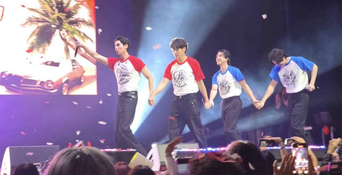 Nongdunk080837's tweet photo. สองคนข้างหน้าแอบคบกันค่ะคุณครู
ส่วนสองคนข้างหลังน่าจะคบกันมานานแล้ว
FKJD FM IN MEXICO
#TheHeartKillersFMinMexico
#TheHeartKillersUSandLatamTour
꒰ -♡︎ #จุงดัง :-| #JoongDunk -♡︎ ꒱
#firstkhotung #เฟิร์สข้าวตัง https://t.co/0y4XWBBjTK