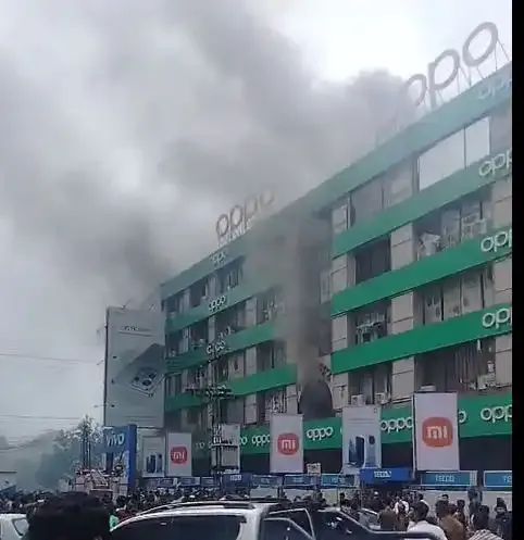 PATofficialSM's tweet image. عوامی تاجر اتحاد کے سینئر رہنمائوں کا حفیظ سنٹر آتشزدگی پر افسوس کااظہار
متاثرہ دکانداروں کے لیے ریلیف پیکج کا اعلان کیا جائے۔
آگ لگنے کے اسباب کی مکمل تحقیقات کی جائیں: عوامی تاجر اتحاد
#hafeezcenter #HafeezCentre #FireAccident #Lahore