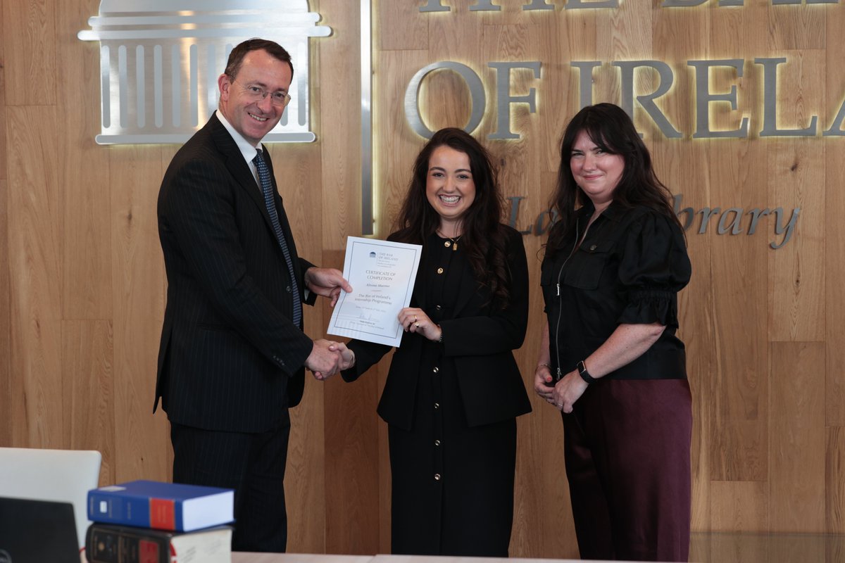 TCDLawSchool's tweet image. 🎓 Congratulations to Alvena Sharma on completing the Bar of Ireland’s first internship programme!
Over two weeks, she shadowed civil &amp;amp; criminal barristers, explored advocacy &amp;amp; legal research, attended expert-led workshops, and gained real insight into the justice system.