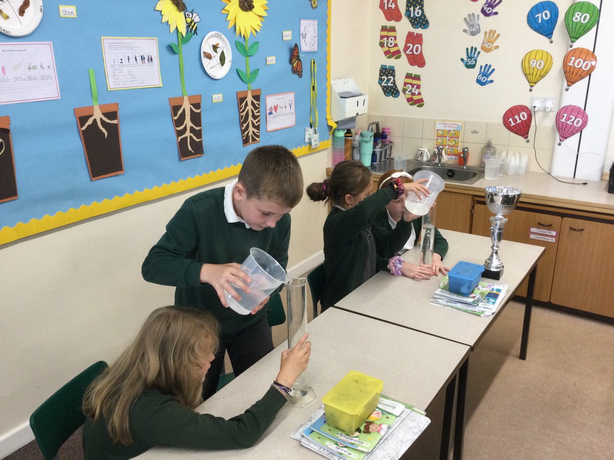 In maths, the children in year 2 have been challenging each other to measure the volume of water in different containers! They did a great job at making sure they were accurate and precise.