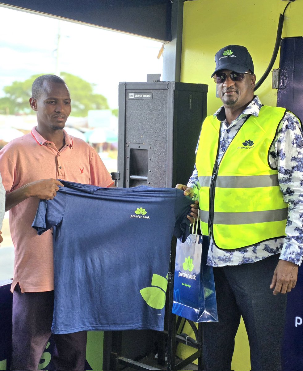RadioGenKe's tweet photo. Mr. Osman Duale Ahmed, CEO of Premier Bank, taking banking beyond the counter, personally welcoming new customers with thoughtful gifts and genuine connection in Garissa.
@premierbank_ke
#PremierOnTheMove #BankingWithYou #Shariahcompliantbank #ethicalbanking
#BankingThatMoves
#HomeOfHardTruths