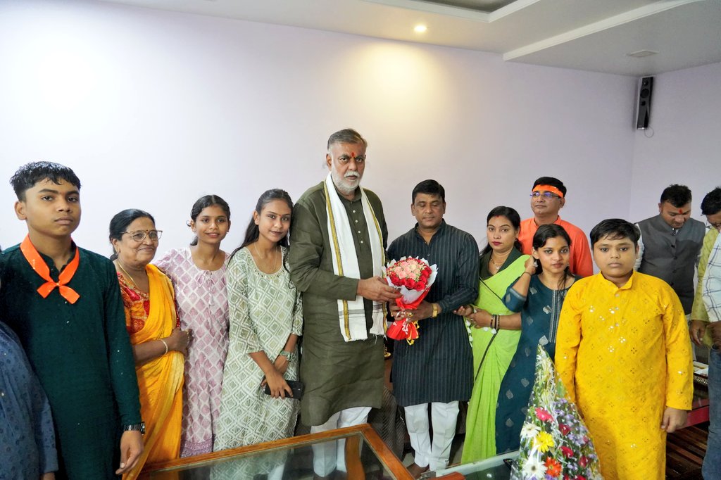 prahladspatel's tweet photo. आज लांजी विधायक श्री 
@RajkumarKarrahe जी के निवास पर नव युवा पीढ़ी के बीच पारिवारिक भेंट की। उनके स्नेह और अभिनंदन के लिए हृदय से आभार। https://t.co/XEfLt2g803